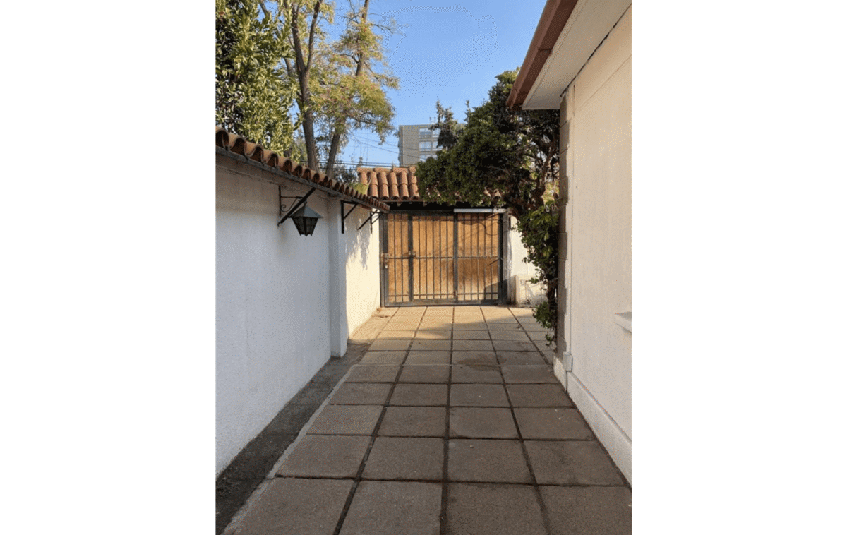 Pasillo lateral con acceso a reja exterior, casa estilo colonial en La Cisterna