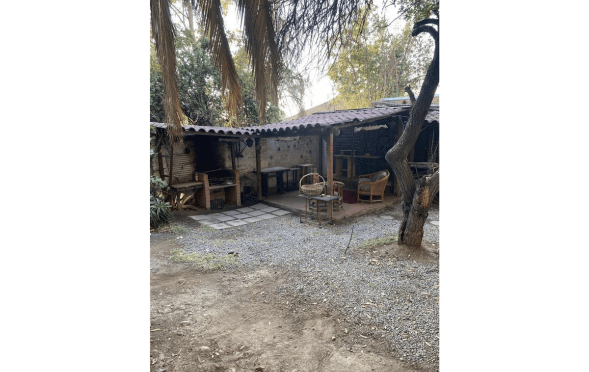Quincho rústico techado con parrilla, casa estilo colonial en La Cisterna