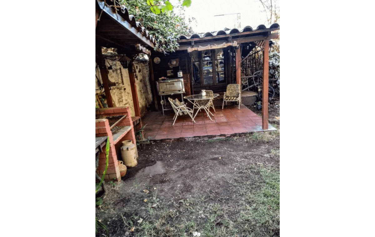 Quincho techado con mesa, sillas y horno de barro, casa colonial en La Cisterna