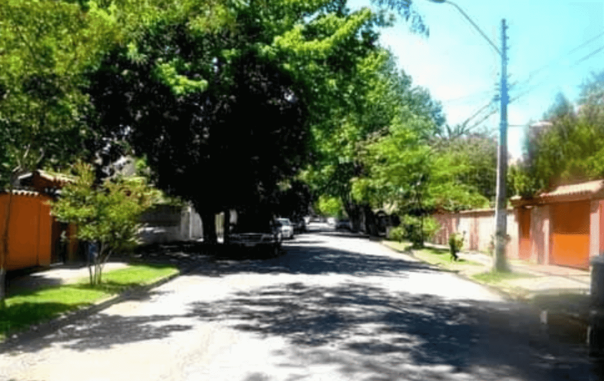 Vista de la calle arbolada frente a la casa estilo colonial en La Cisterna