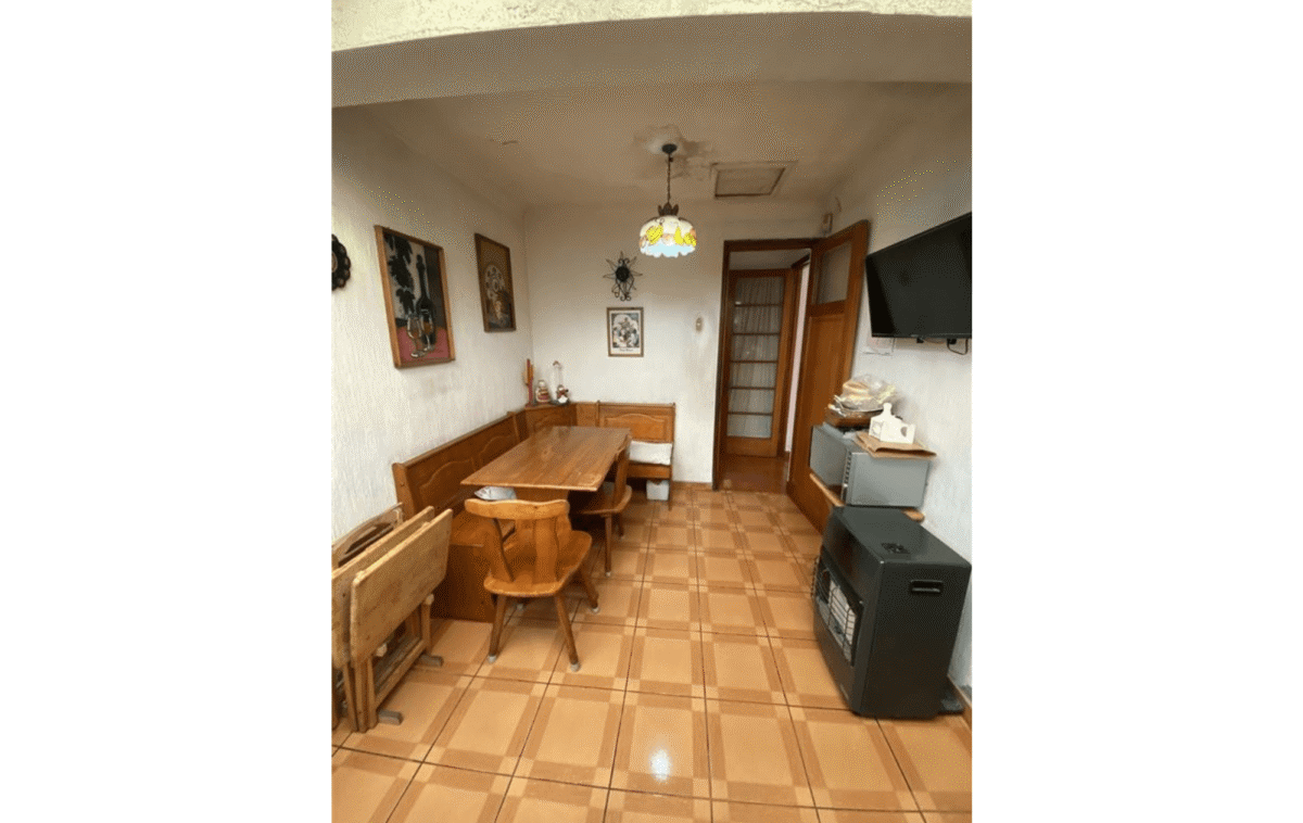 Comedor de diario con televisor y estufa, casa estilo colonial en La Cisterna