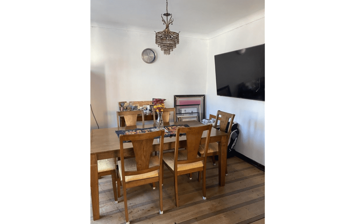 Comedor formal con mesa para seis personas y televisor, casa colonial en La Cisterna
