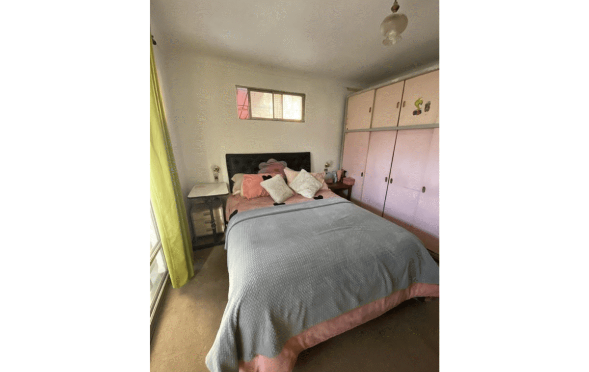 Dormitorio con cama matrimonial y closet, casa estilo colonial en La Cisterna