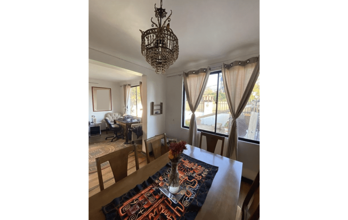 Comedor con lámpara araña, con vista al living, casa colonial en La Cisterna