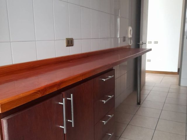 Mesón de madera con cajones en la cocina, departamento en Edificio Punta Cavancha, Iquique