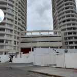 Fachada de las torres del Edificio Punta Cavancha con reja de acceso, Iquique