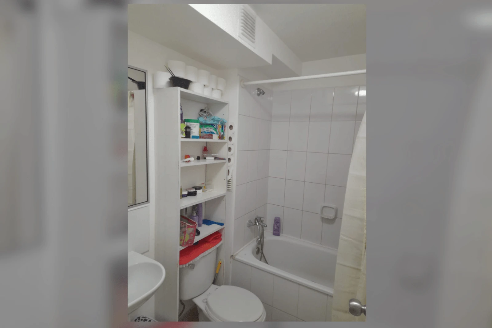 Baño completo con tina, inodoro y lavamanos, departamento en Condominio Nuevo Barrio, Iquique