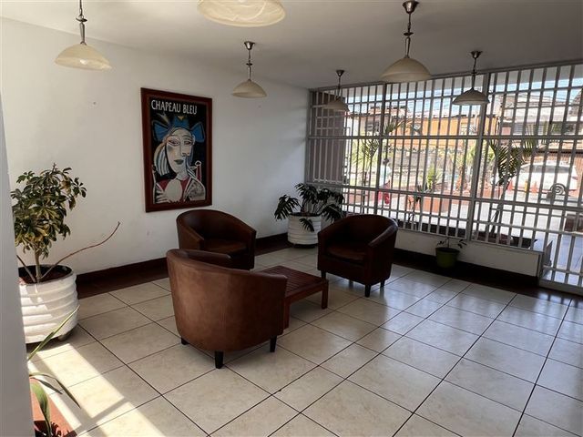 Sala de recepción con sillones de cuero, Condominio Nuevo Barrio, Iquique