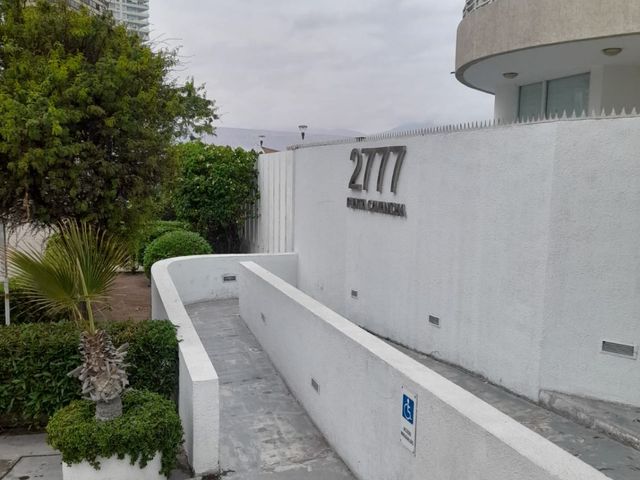 Muro de acceso con letrero Punta Cavancha 2777 y rampa, Iquique