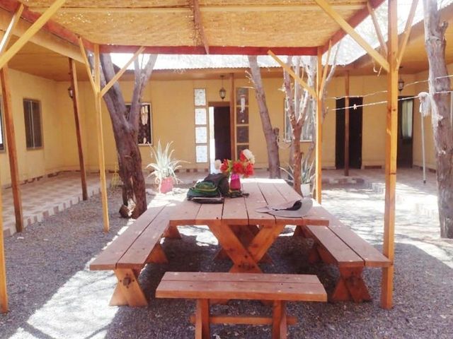 Patio central techado con mesa de picnic, hostal en La Tirana, Pozo Almonte