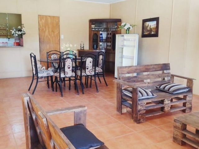 Sala de estar y comedor con muebles de madera reciclada, hostal en La Tirana, Pozo Almonte