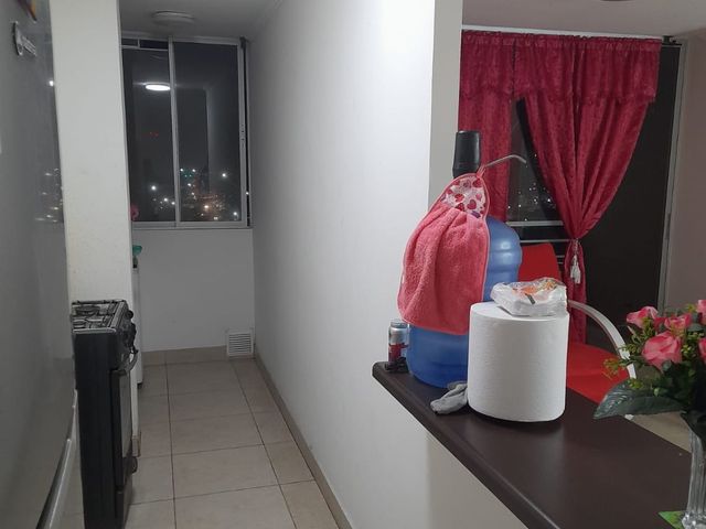 Cocina americana con vista nocturna hacia la ciudad, departamento en Condominio Nuevo Barrio, Iquique