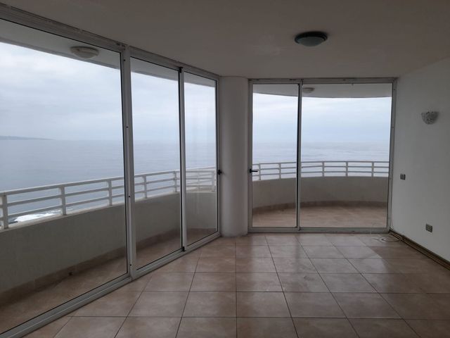 Living vacío con ventanales y vista amplia al mar abierto, departamento en Edificio Punta Cavancha, Iquique