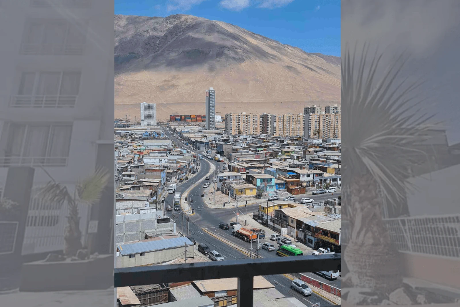 Vista panorámica desde el edificio hacia Av. Sotomayor y los cerros de Iquique