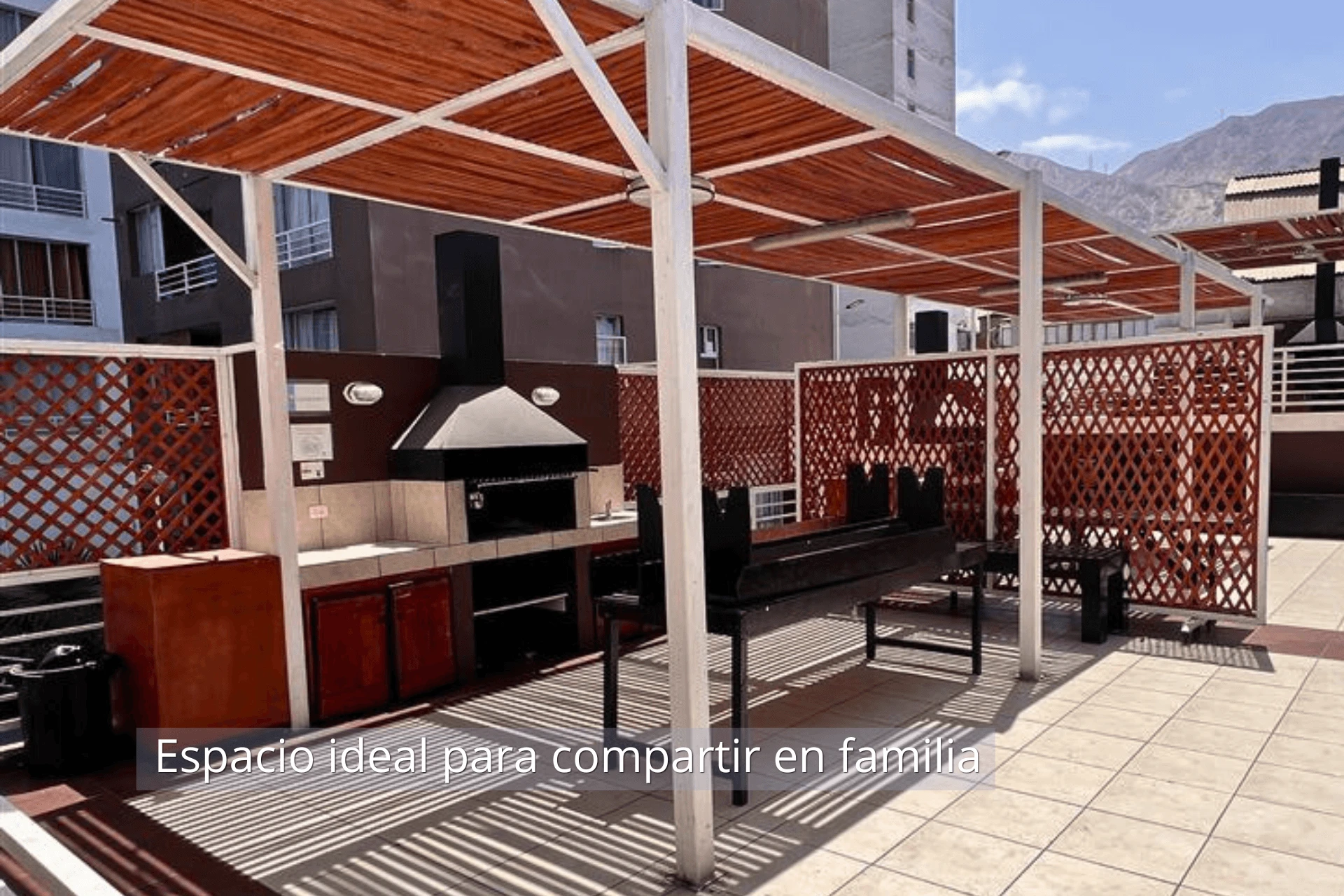 Otra vista de los quinchos techados con parrilla, Condominio Nuevo Barrio, Iquique
