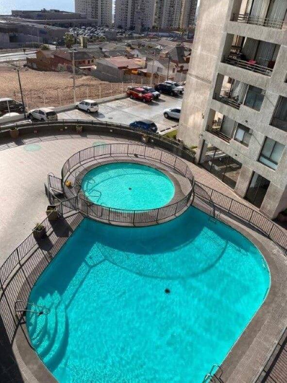 Vista aérea de las piscinas del Edificio Puesta de Sol, Iquique