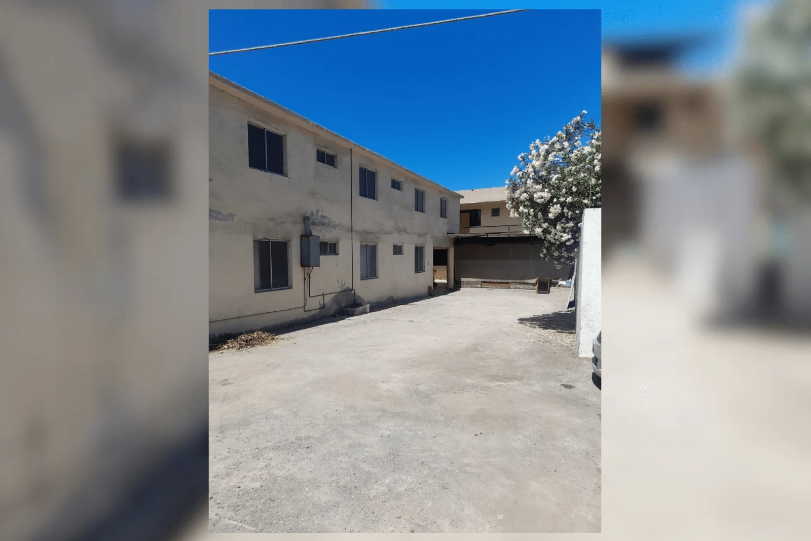 Conexión interna entre áreas de alojamiento y bodegaje del complejo comercial e industrial