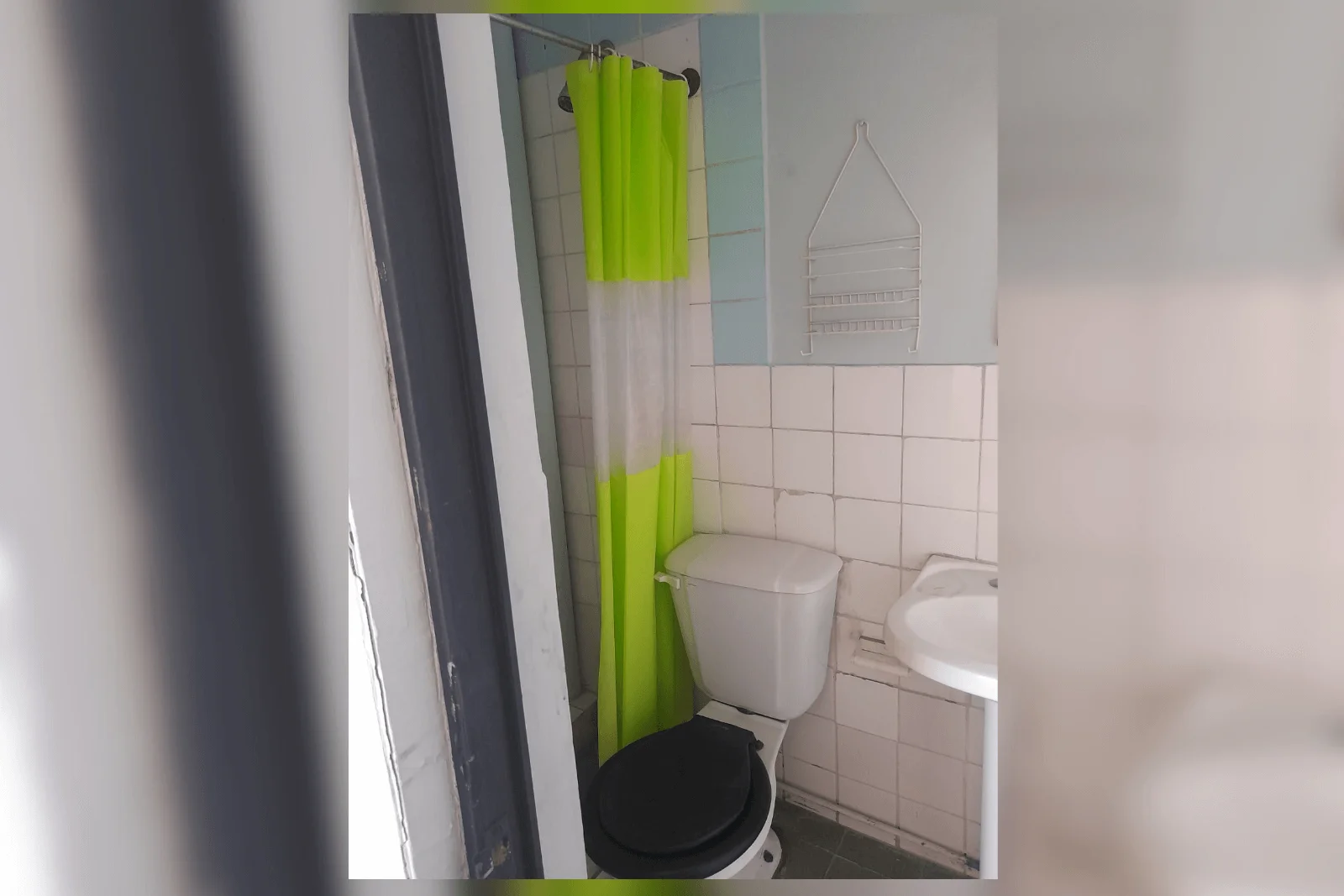 Detalle de baño privado para alojamiento de personal, complejo comercial e industrial en Iquique