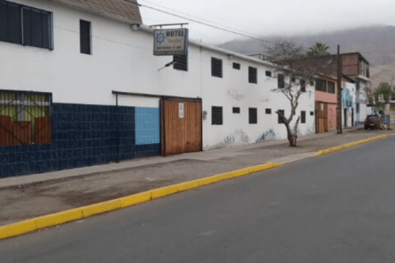 Fachada lateral de departamentos independientes del complejo comercial e industrial en Iquique