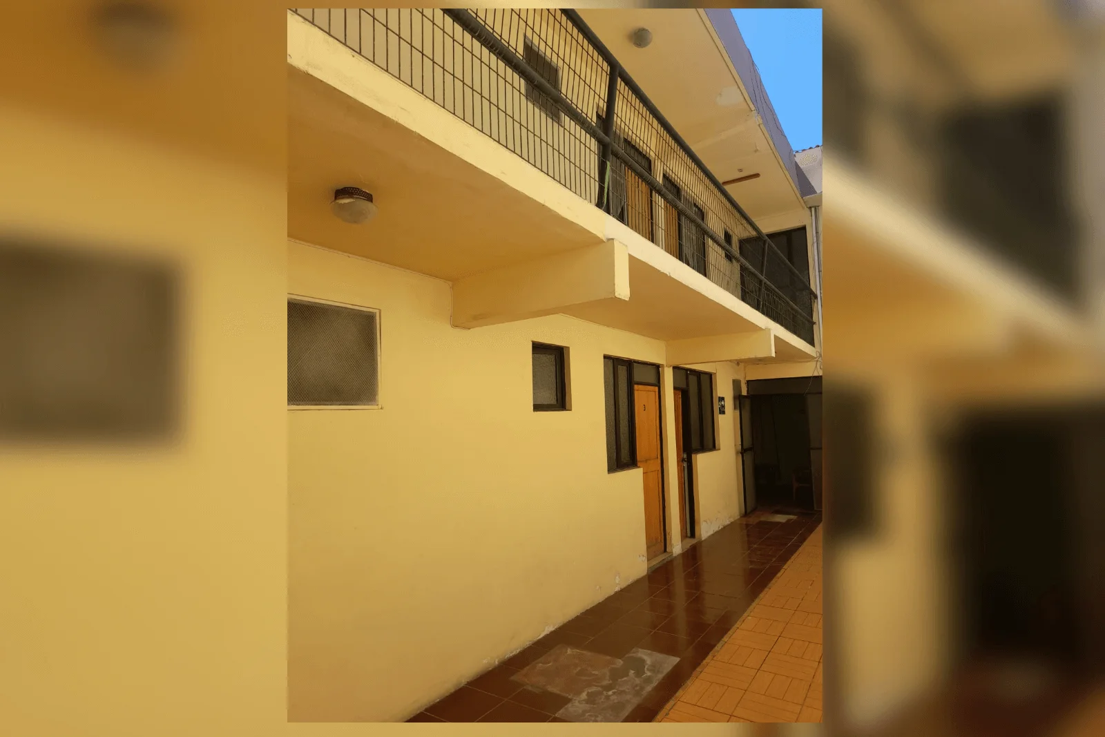 Galería superior con estructura de hormigón sólido, complejo comercial e industrial en Iquique