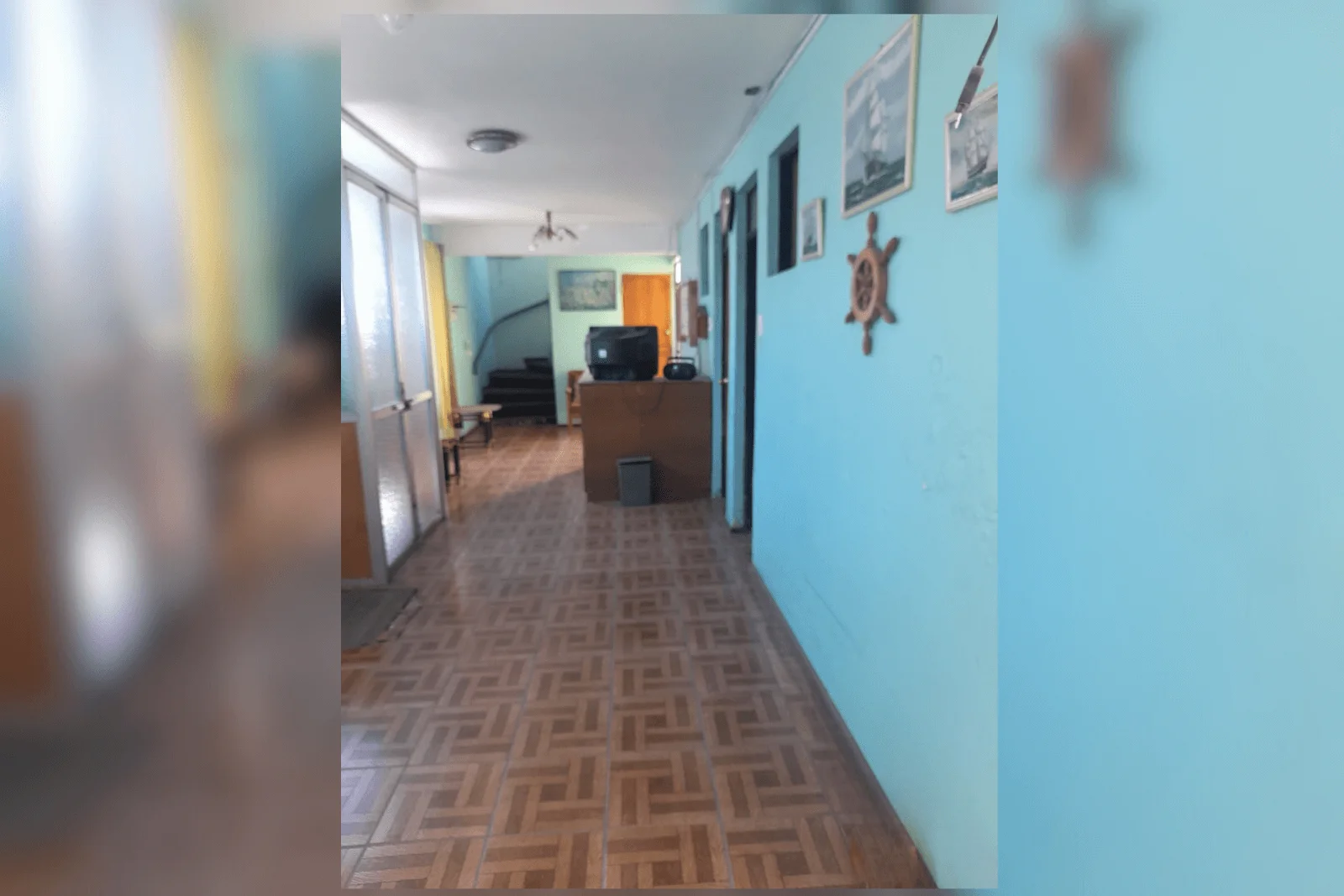 Pasillo de circulación con pavimento cerámico de alto tráfico en el complejo comercial e industrial