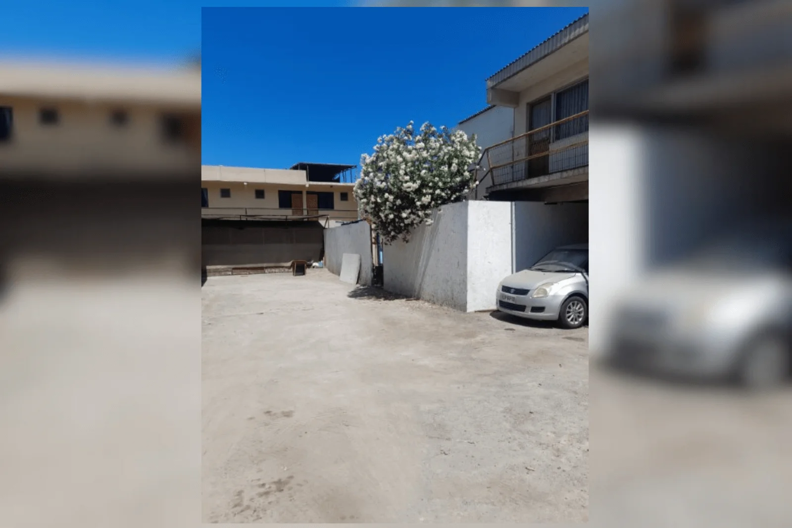Patio de maniobras y estacionamiento techado del complejo comercial e industrial en Iquique