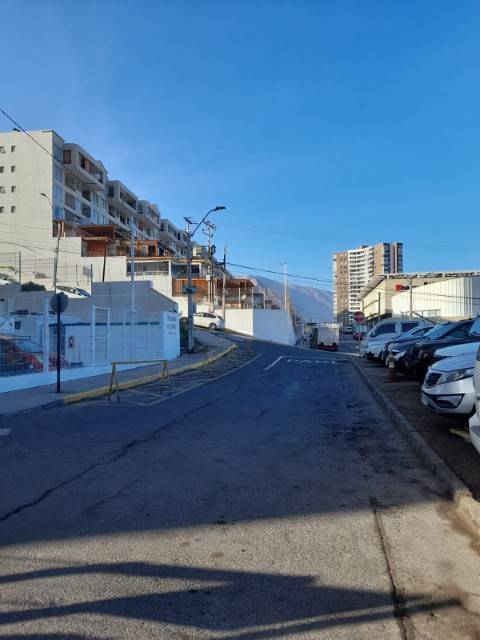 Vista de la calle en pendiente hacia el Edificio Puesta de Sol, Iquique