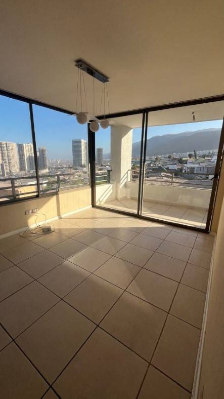 Living con ventanal panorámico y vista a la ciudad, departamento Puesta de Sol, Iquique