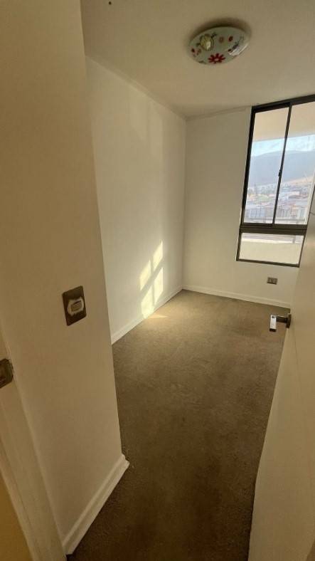 Dormitorio pequeño vacío con ventana y vista al cerro, departamento Puesta de Sol