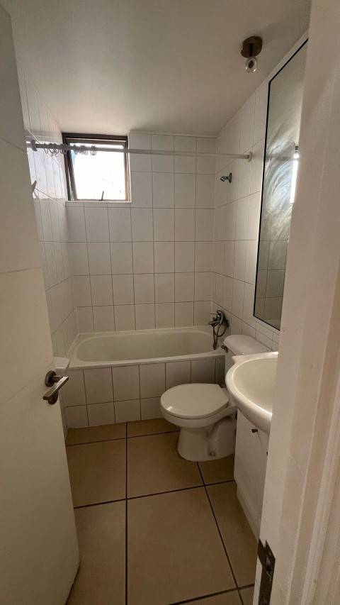 Baño con tina y ventana, departamento Edificio Puesta de Sol, Iquique