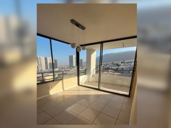 Living con ventanal panorámico y vista a la ciudad y cerros, departamento Puesta de Sol, Iquique