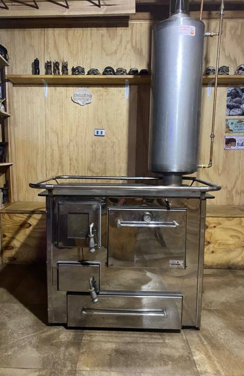 Cocina a leña con termo cañón