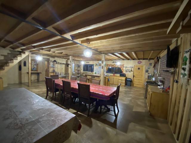Otra vista del comedor junto a la cocina abierta