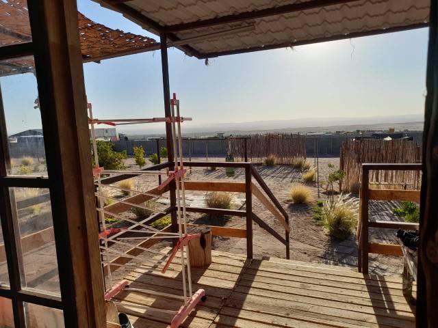 Terraza cubierta con vista al entorno desértico, parcela con casa en Altos de Miraflores, Pica