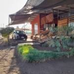 Estacionamiento techado con vehículo, fachada de la casa en Altos de Miraflores, Pica