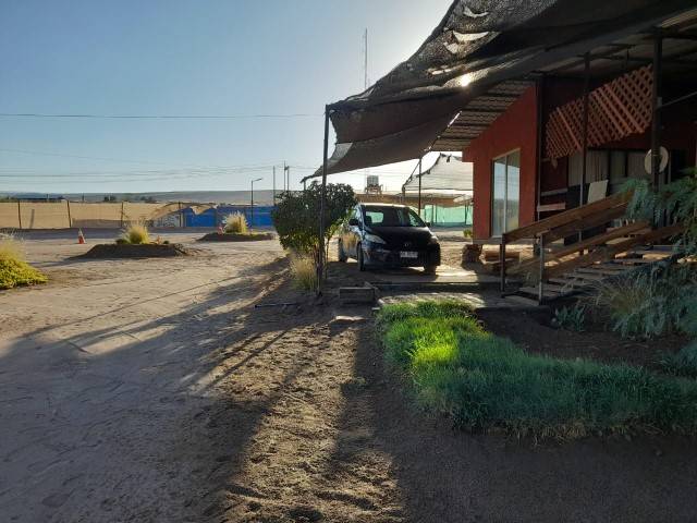 Estacionamiento techado con malla sombra junto a la casa, parcela en Altos de Miraflores, Pica