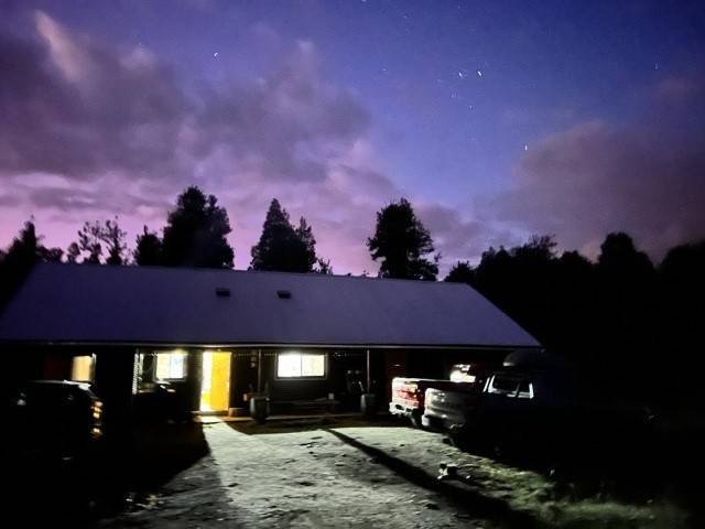 Fachada de la casa al anochecer