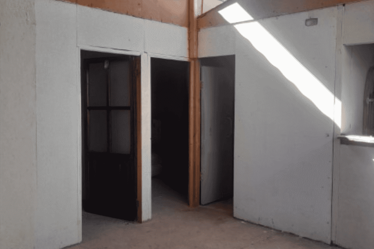 Pasillo interior de la cabaña con acceso a dos habitaciones, parcela en La Tirana, Pozo Almonte
