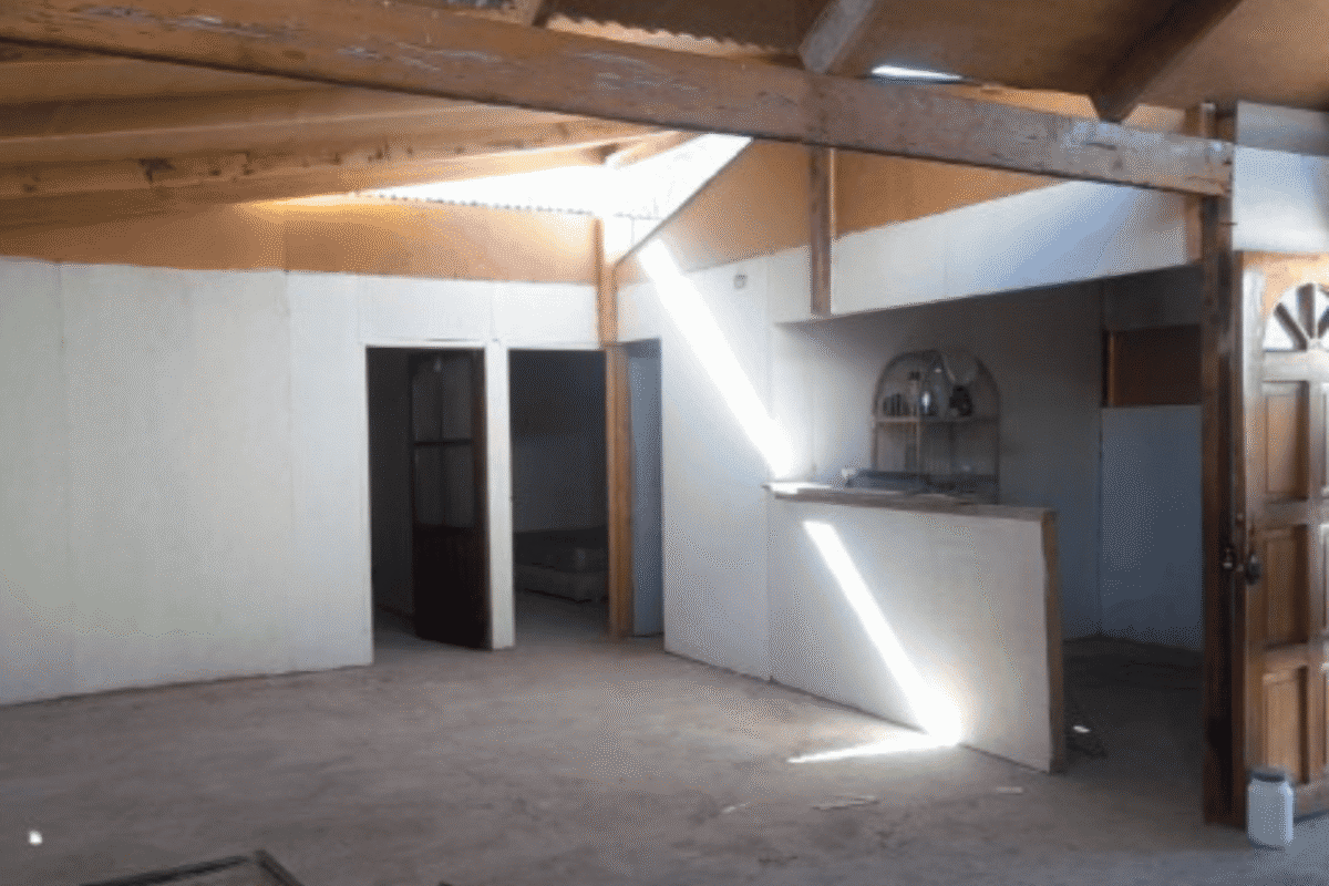 Otra vista del interior amplio de la cabaña con techo de vigas de madera, parcela en La Tirana, Pozo Almonte