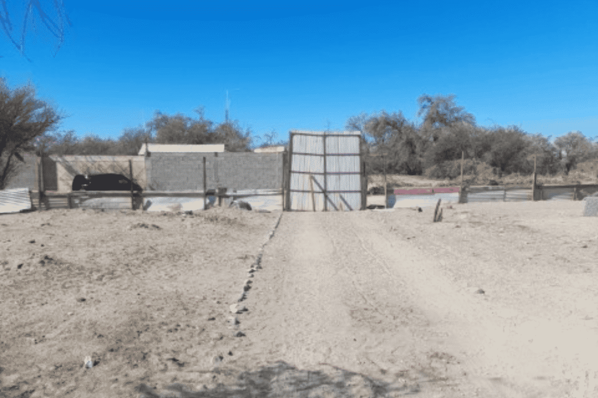 Portón de acceso al terreno por camino de tierra, parcela en La Tirana, Pozo Almonte