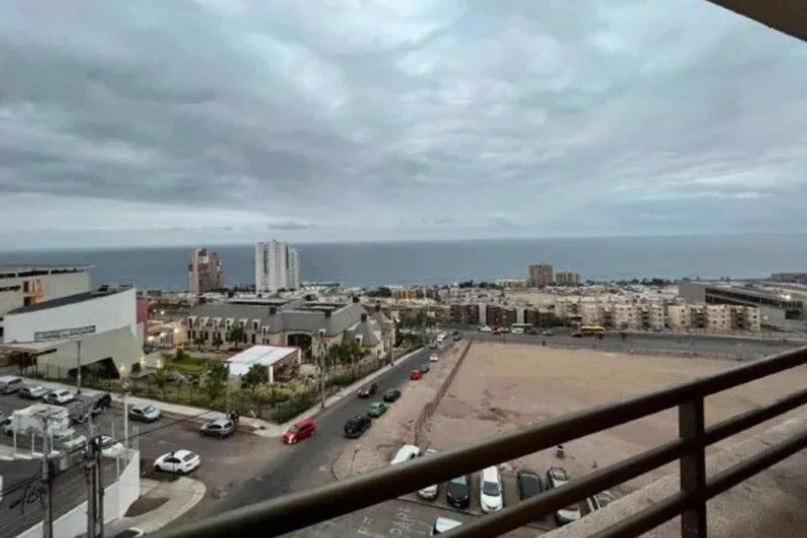 Vista panorámica desde el balcón hacia la ciudad y el mar, Iquique