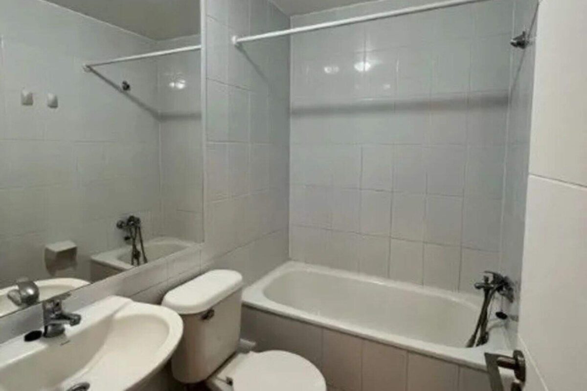 Baño con tina, bidet y lavamanos, departamento con vista al mar en Iquique