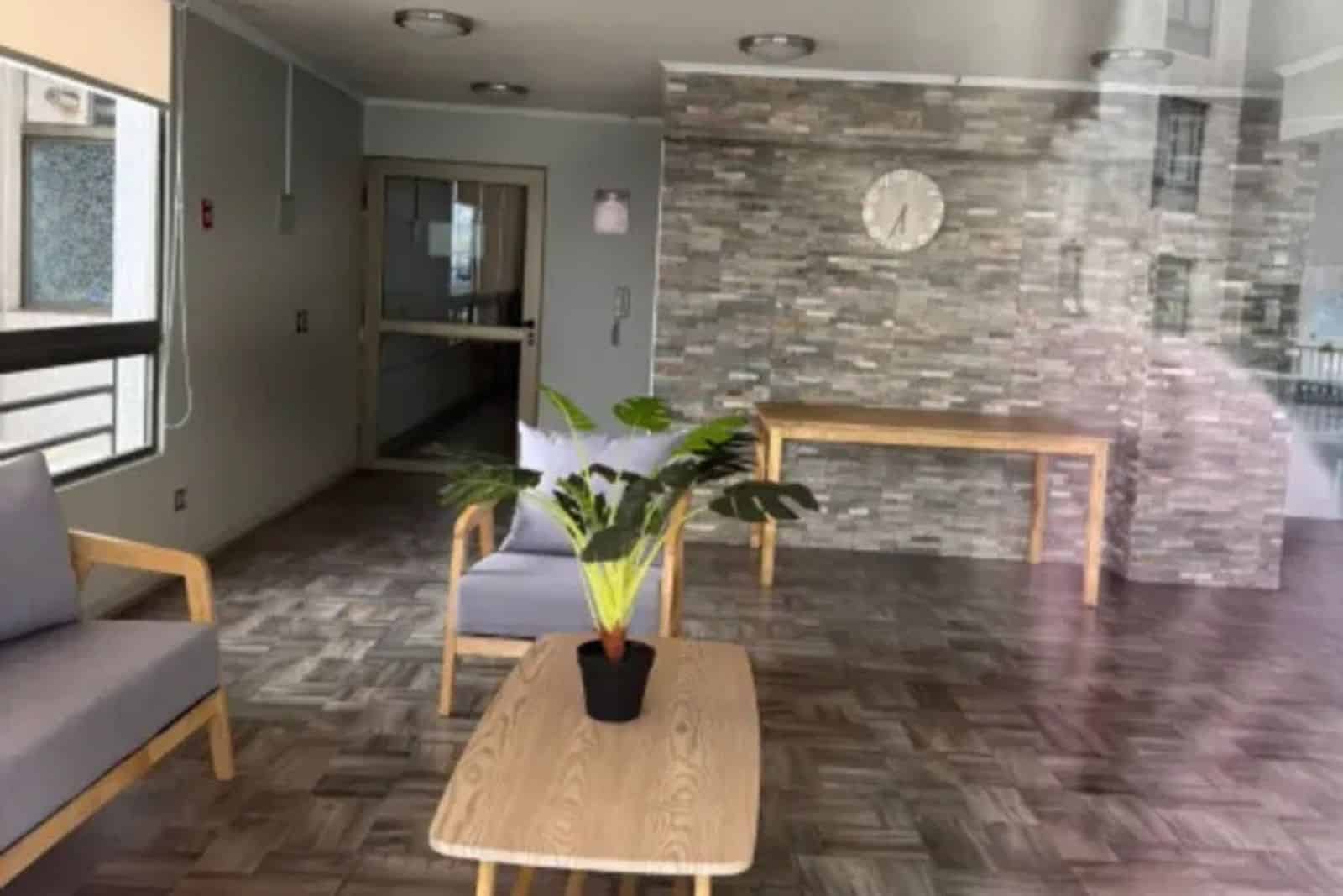 Salón común con sillones y mesa, Edificio Nostro Mare, Iquique