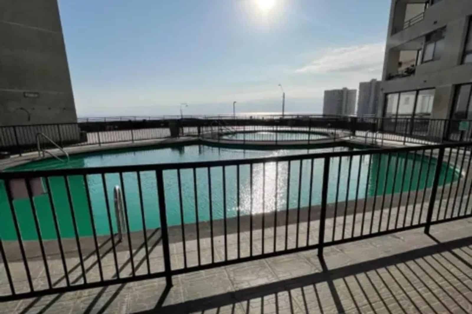 Piscinas del condominio con vista al mar, Iquique