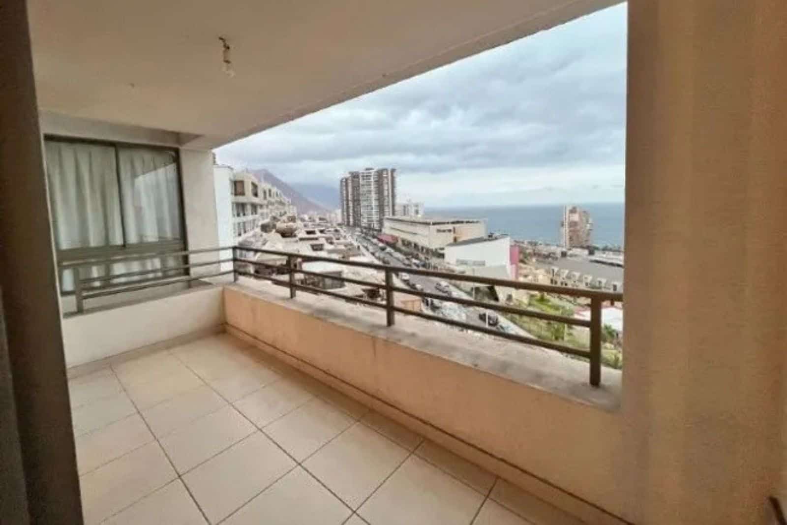 Balcón con vista panorámica a la ciudad, departamento con vista al mar en Iquique