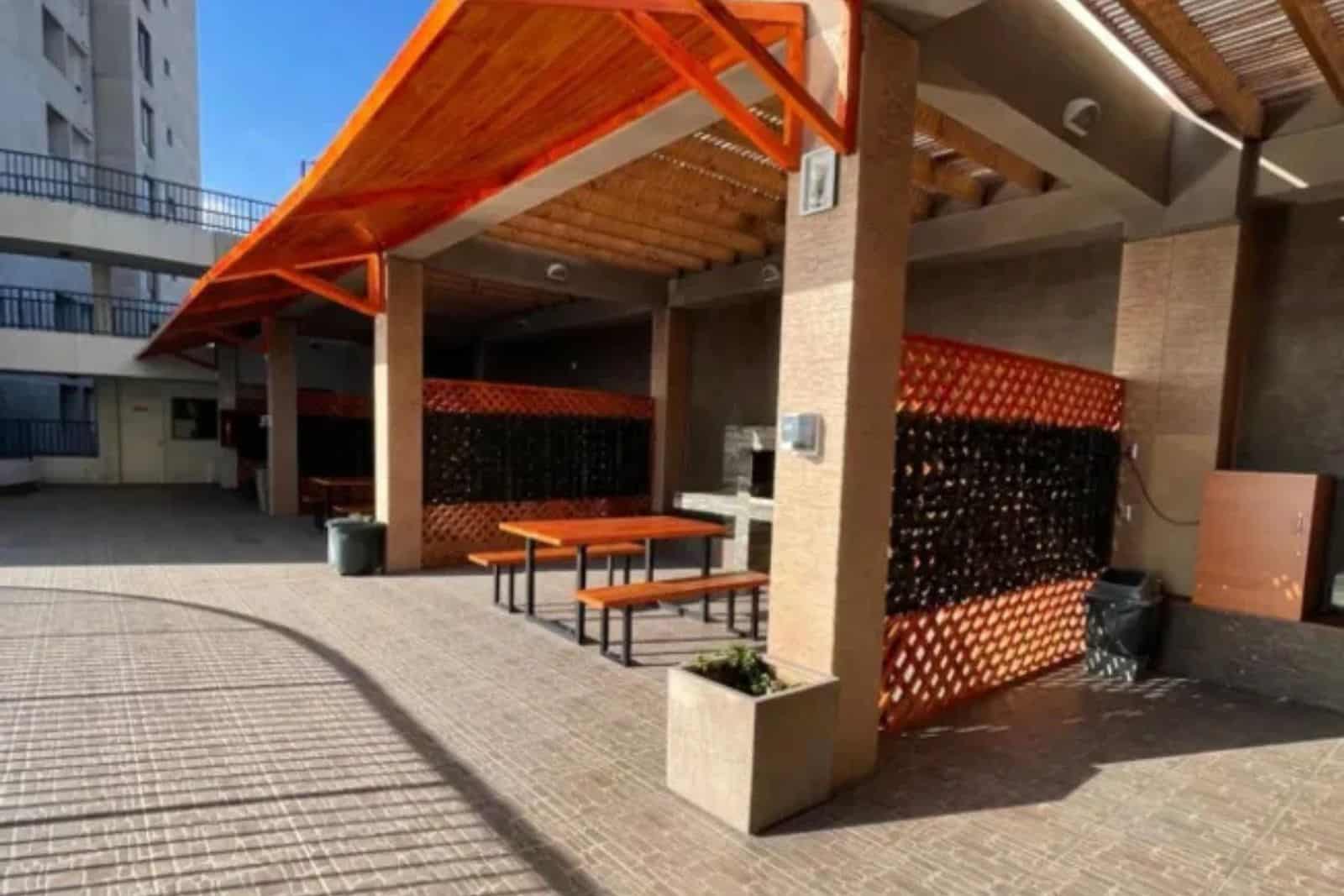 Quincho techado con mesas y bancas, Edificio Nostro Mare, Iquique