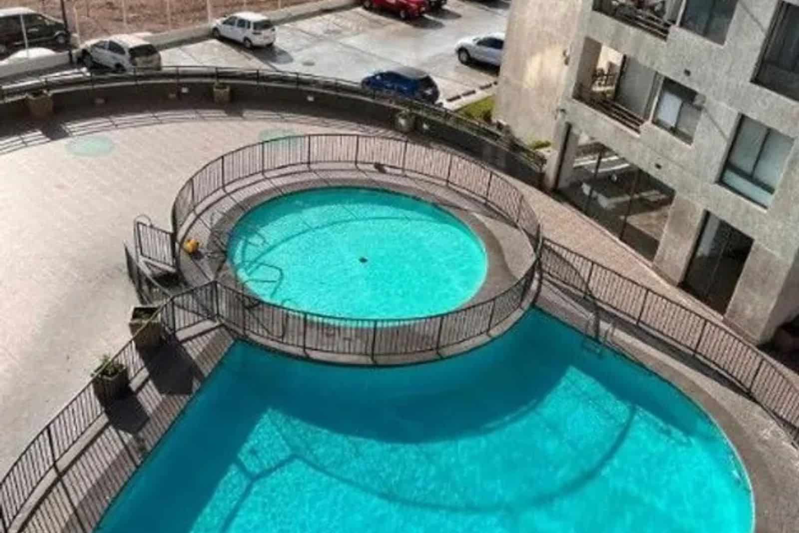 Vista aérea de las piscinas del condominio, departamento con vista al mar en Iquique