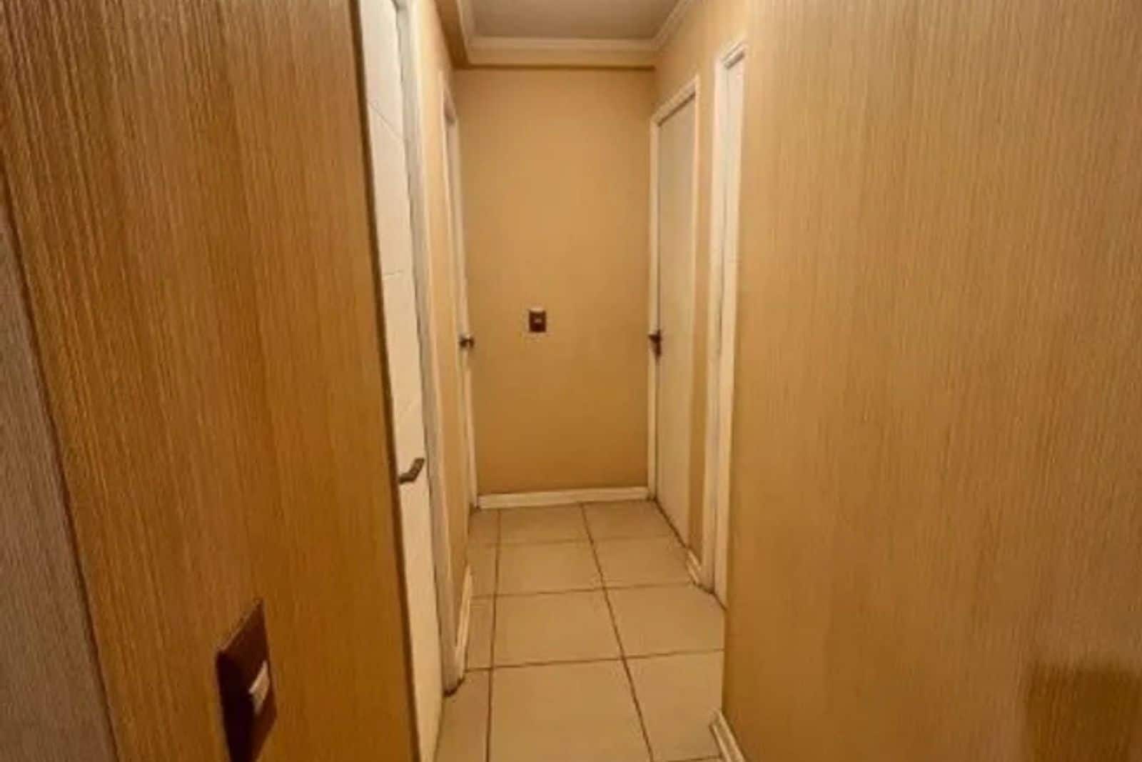 Pasillo interior con acceso a dormitorios, departamento con vista al mar en Iquique