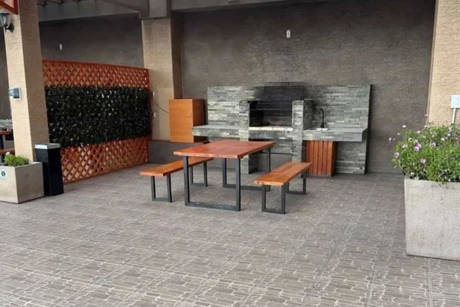 Zona de asador techada con parrilla de piedra, Edificio Nostro Mare, Iquique