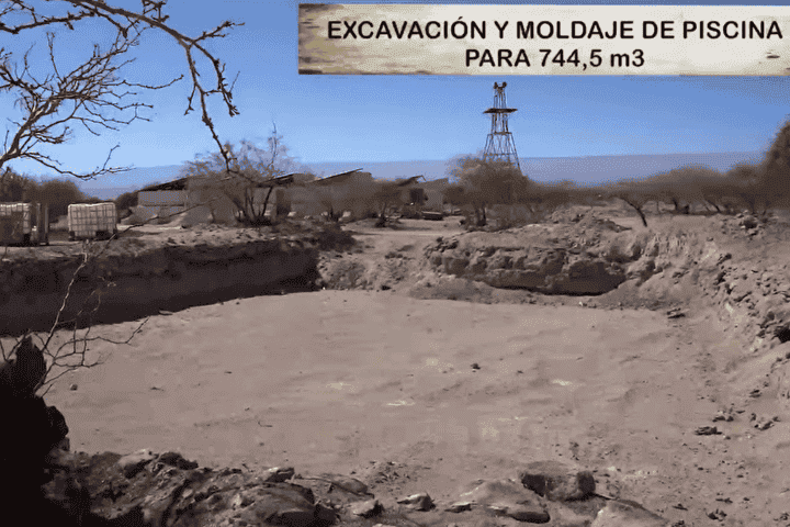 Excavación y moldaje para piscina de 744,5 metros cúbicos, terreno productivo en La Huayca, Pozo Almonte